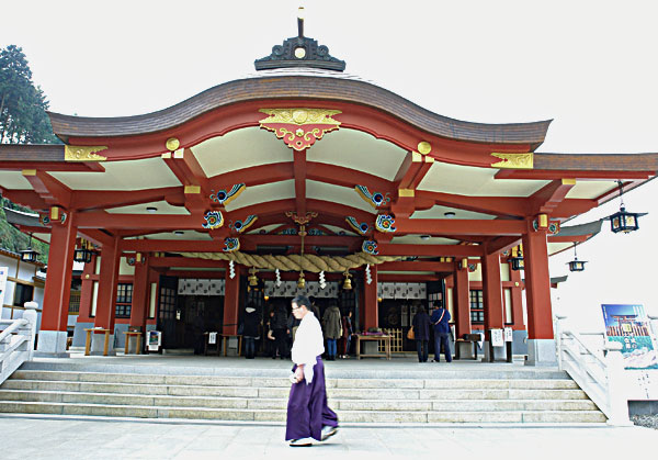 石鎚山の本殿新たに建立　・・・